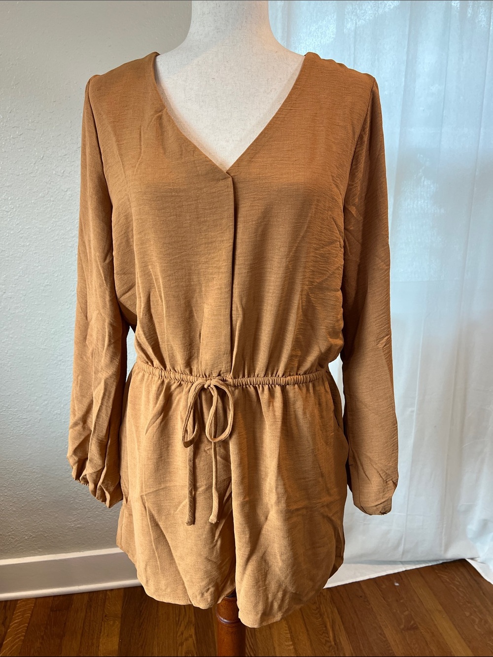 Gilli Warm Brown V-Neck Romper with Pockets. Size L. NWT. Callout